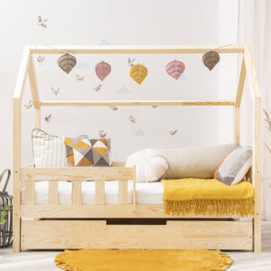 Sur la photo : lit d'enfant lit Cabane Meli 160x80cm avec rampe (variante 2) et pieds de 10 cm de haut.