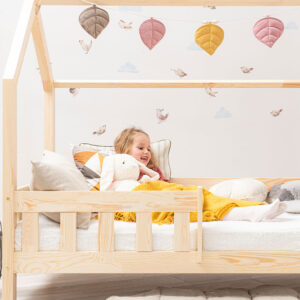 Sur la photo : lit d'enfant lit Cabane Meli 160x80cm avec rampe (variante 2) et pieds de 10 cm de haut.